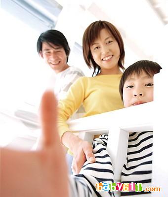 父母沉着应对尴尬的出现(图)