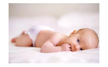 育儿嫂提醒:宝宝这8种症状与缺钙无关,家长别补错!