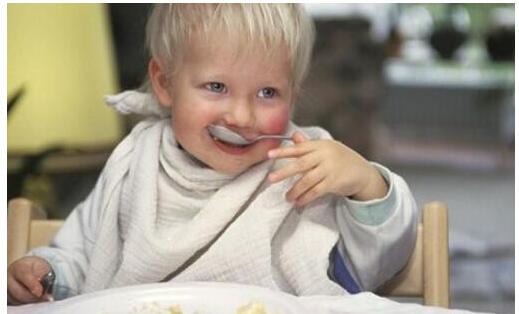 一天一个早教亲子游戏宝宝自己会吃饭