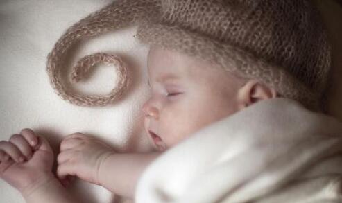 有这些表现的宝宝就要和妈妈分床睡了 否则会影响身心健康